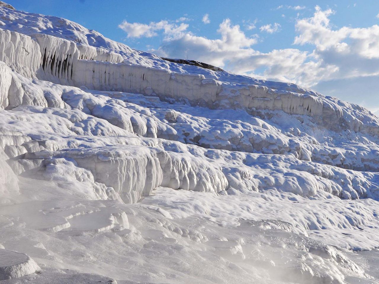 Durch das Kalk im Wasser bilden sich bizarre Formen aus Travertin.