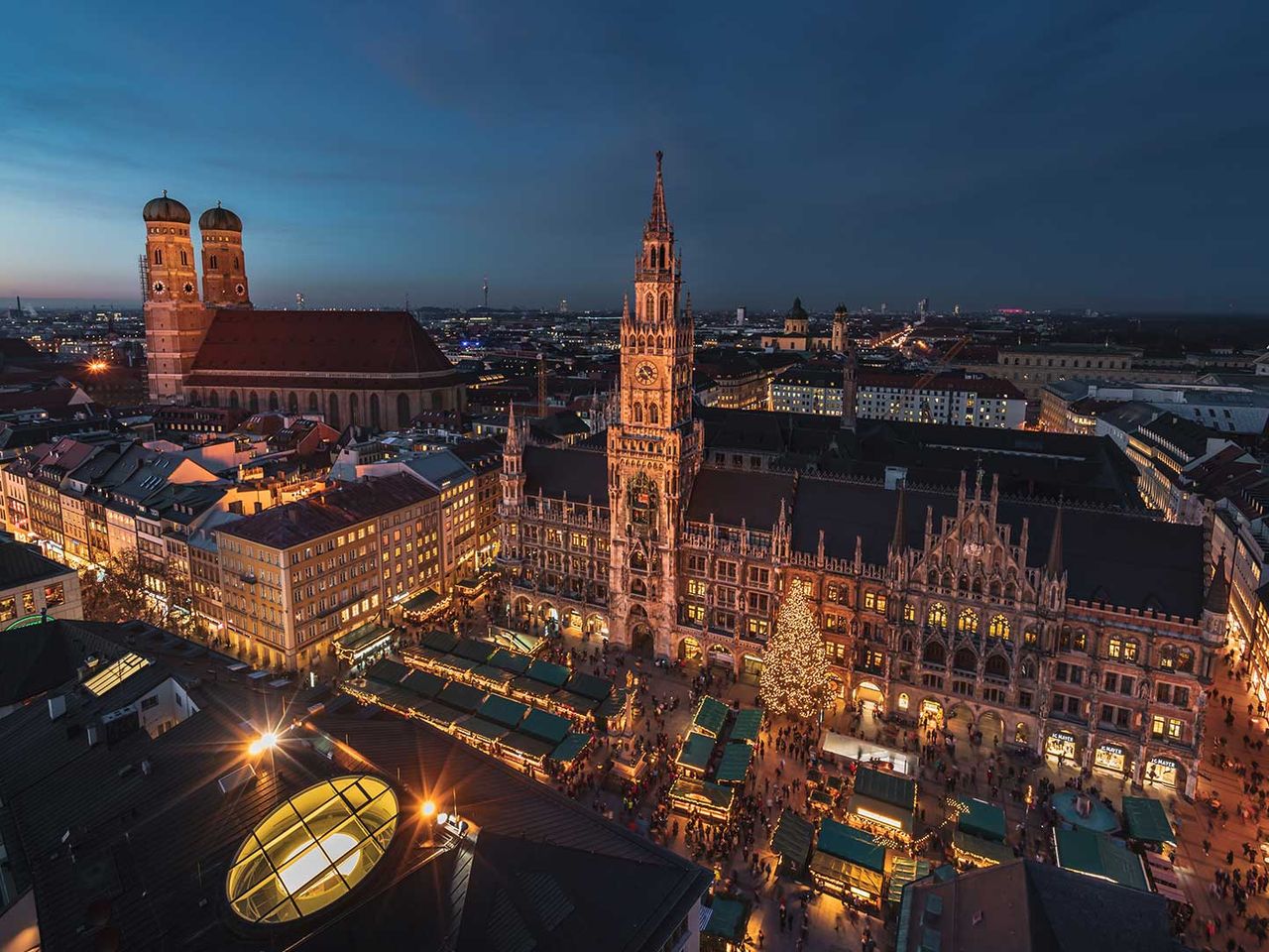 Blick auf den Marienplatz, Weihnachtsmarkt in München
