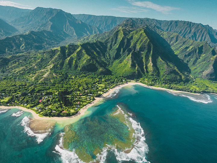 Blick auf die grünen Berge der Napali Coast auf Kauai