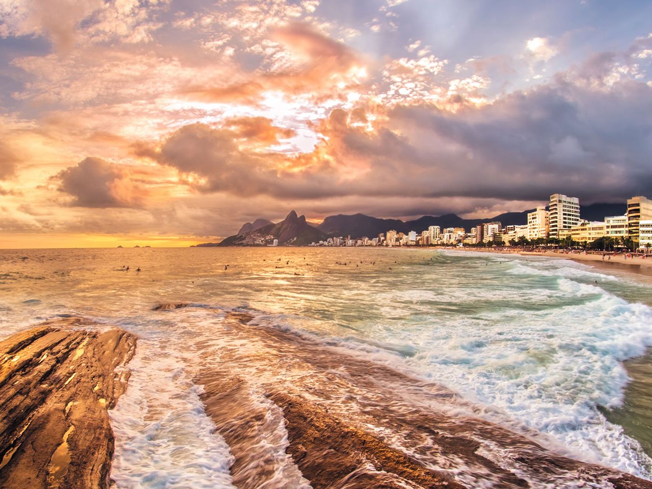 Sonnenuntergang am Arpoador Beach, Brasilien