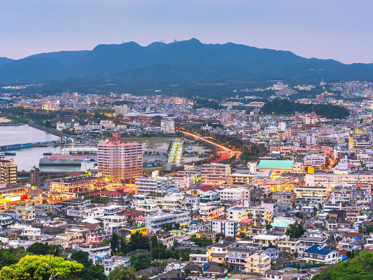Nago von oben, Stadt auf den Okinawa-Inseln