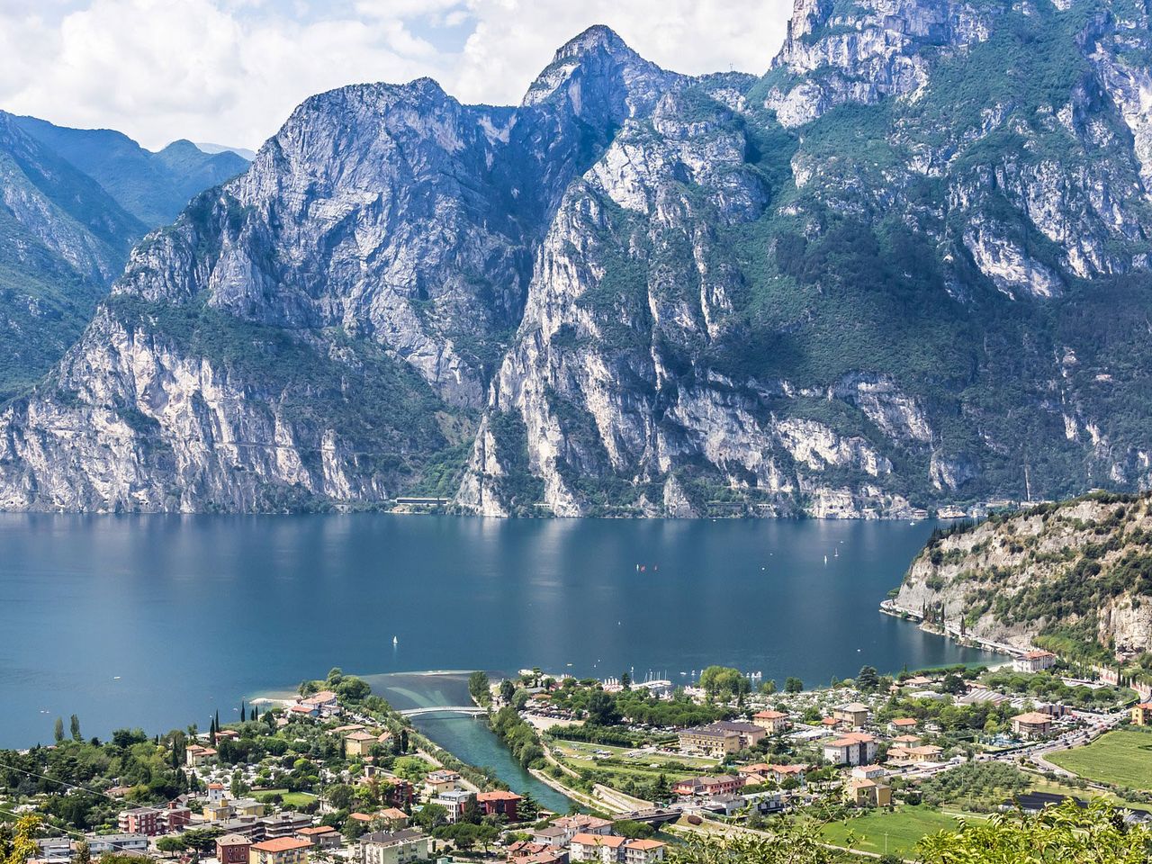 Blick vom Nordufer des Gardasees auf Torbole