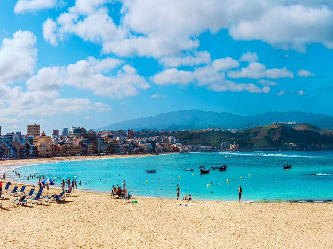Menschen an der Playa de las Canteras auf Gran Canaria