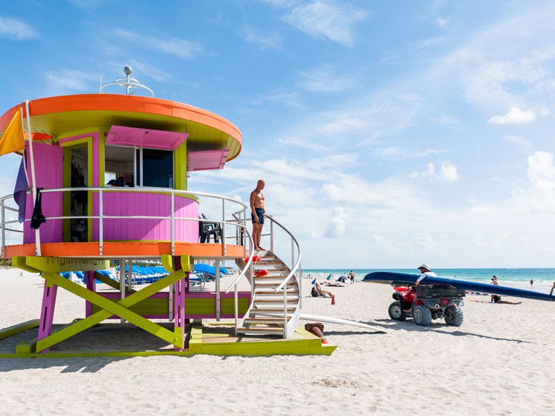 Florida, buntes Lifeguard-Häuschen in Miami Beach