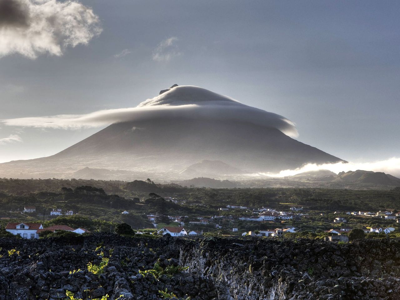 Wolken hängen am Gipfel des Ponta do Pico auf den Azoren