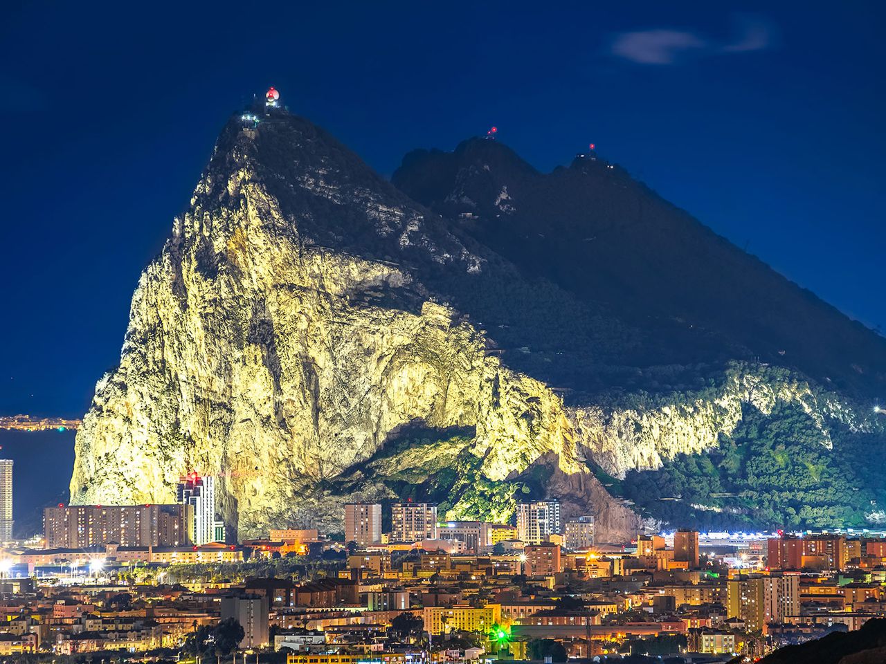 Beeindruckender Anblick: Der Fels von Gibraltar bei Nacht