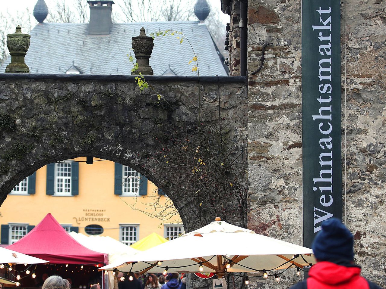 Der Weihnachtsmarkt auf Schloss Lüntenbeck findet vor historischer Kulisse statt. 