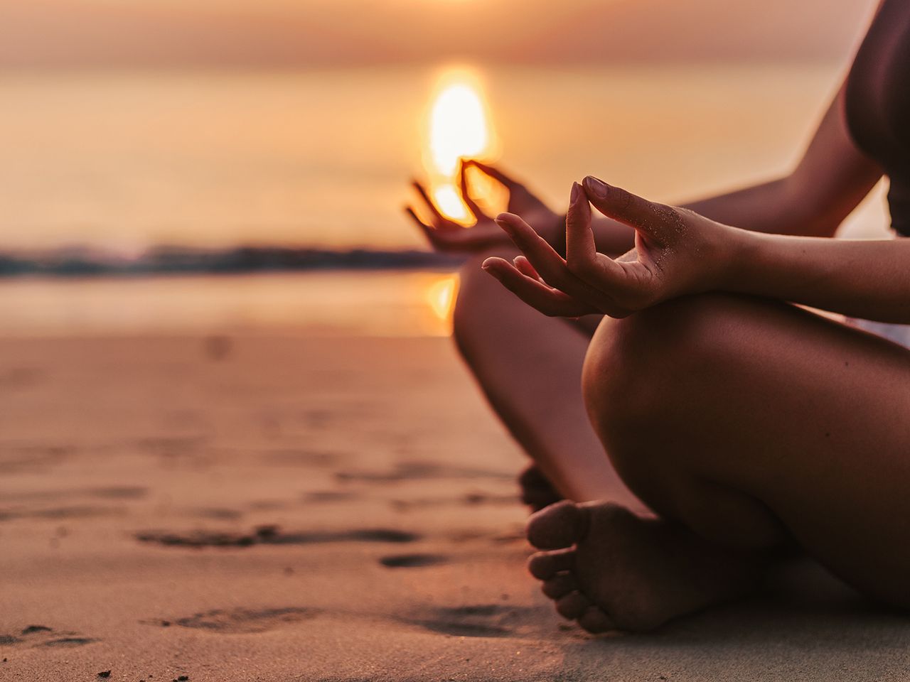 Nahaufnahme Yoga-Asana am Strand