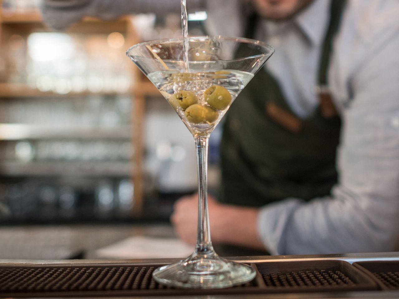 Ein Bartender serviert einen Martini