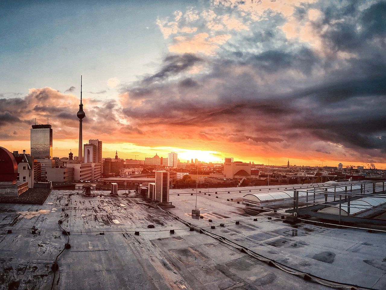 Sonnenuntergang über den Dächern von Berlin