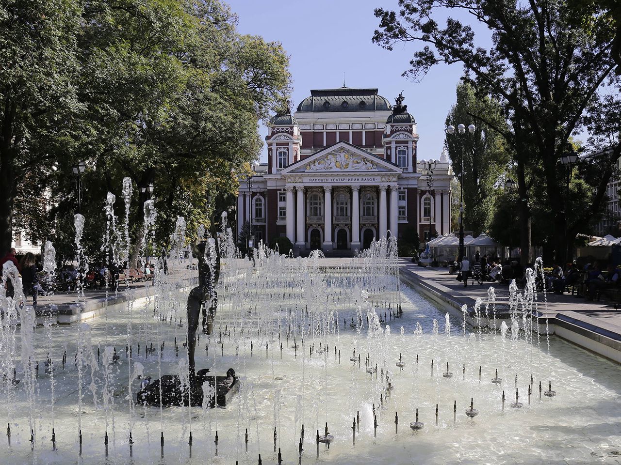 Nationaltheater Iwan Wasow, hinter Brunnen