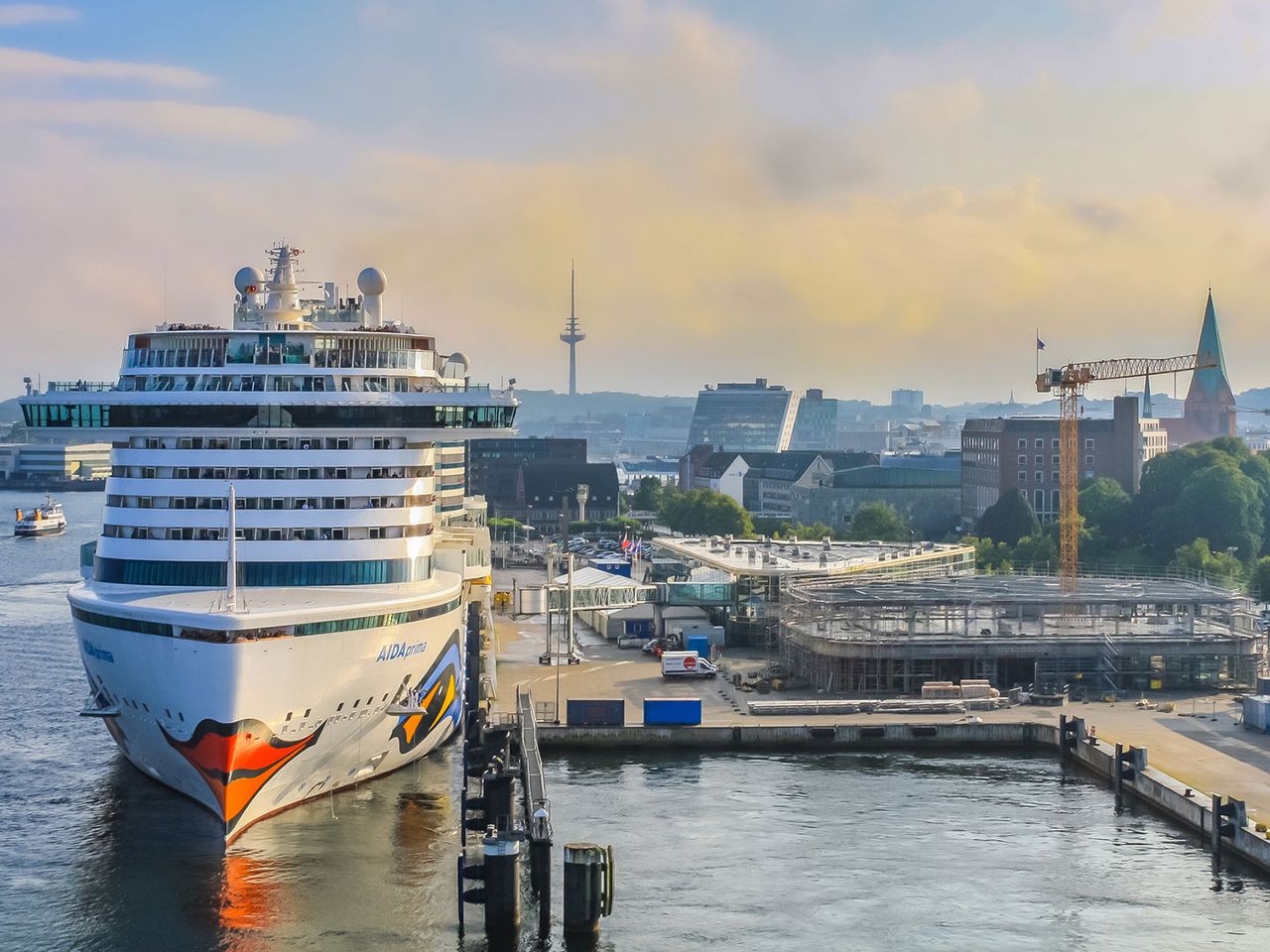 Ein Aida-Schiff steht am Kieler Kreuzfahrtterminal
