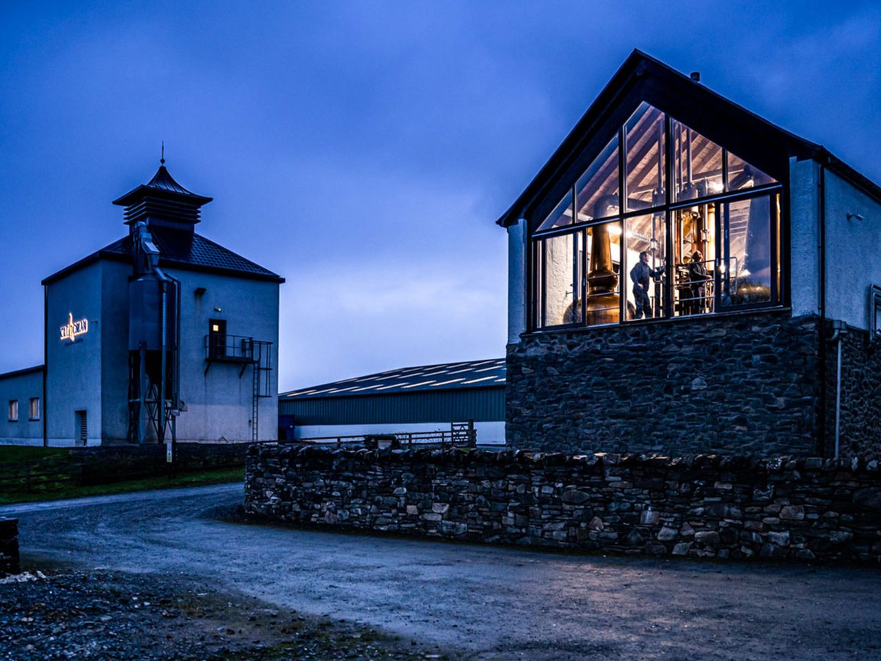 Die Kilchoman Destillerie am Abend von außen 