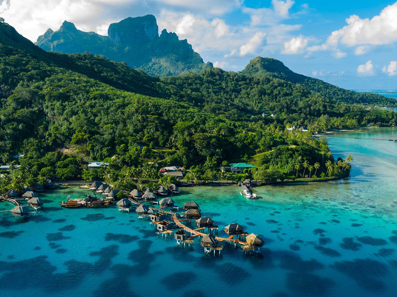 Luftaufnahme von der Küste von Bora Bora