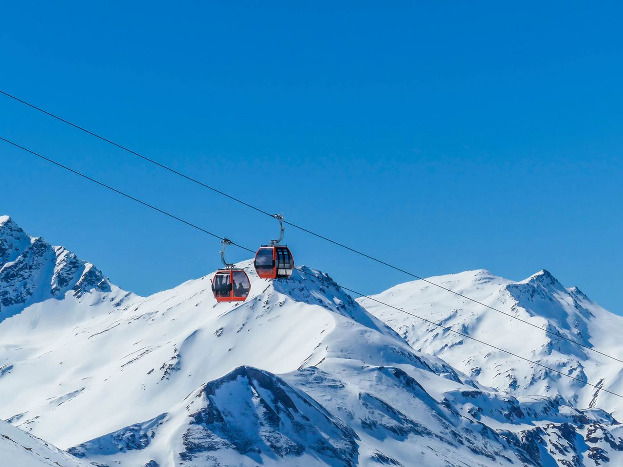 Gondel über skibedecktem Gebirge in Heiligenblut