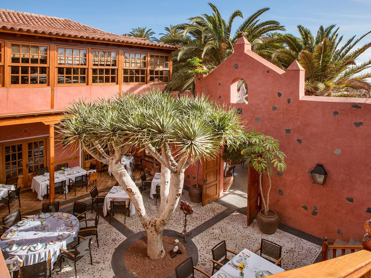 Blick auf das Restaurant La Hacienda im Gran Hotel Bah&iacute;a del Duque Resort