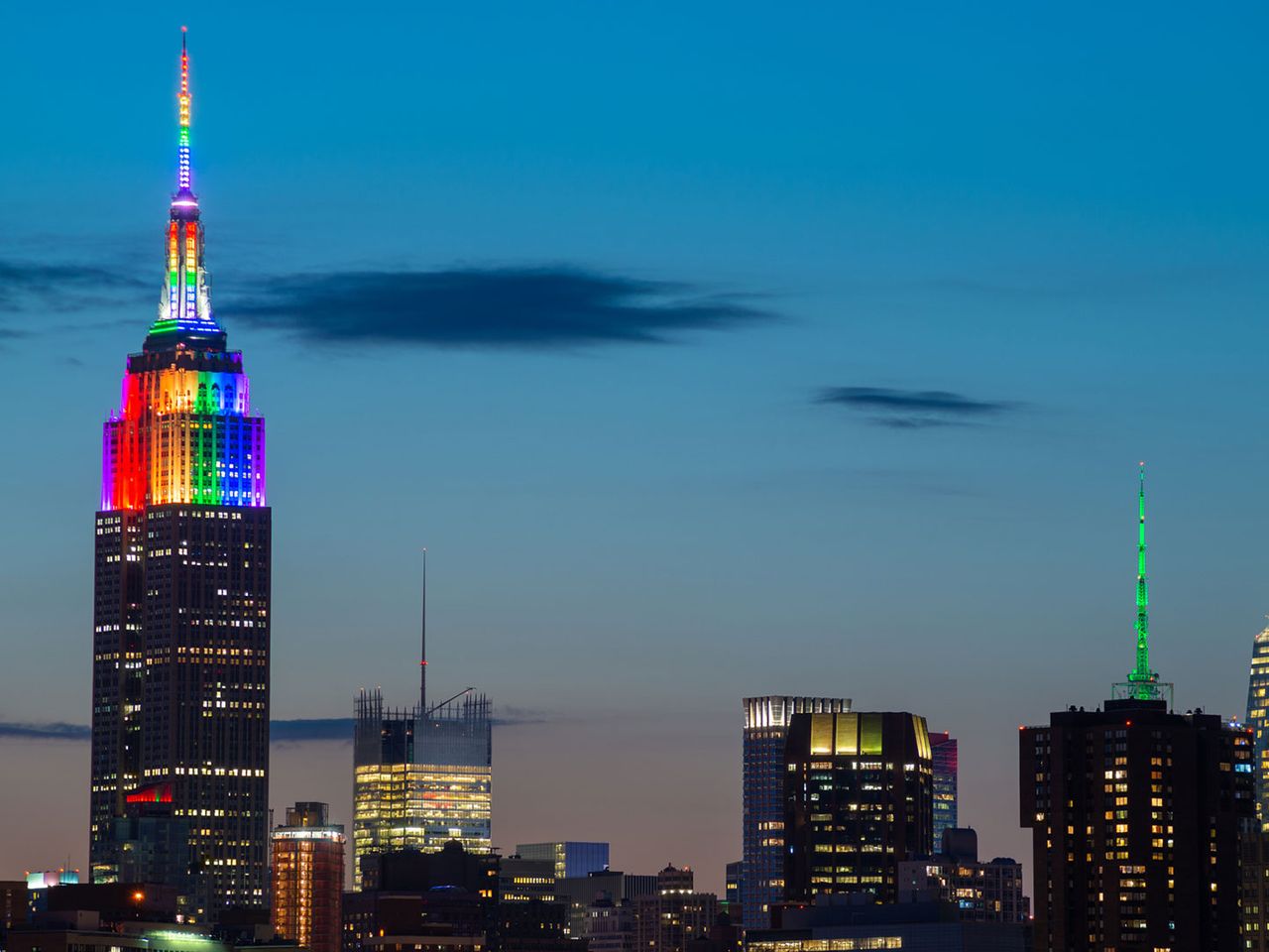 Empire State Building leuchtet in Regenbogenfarben