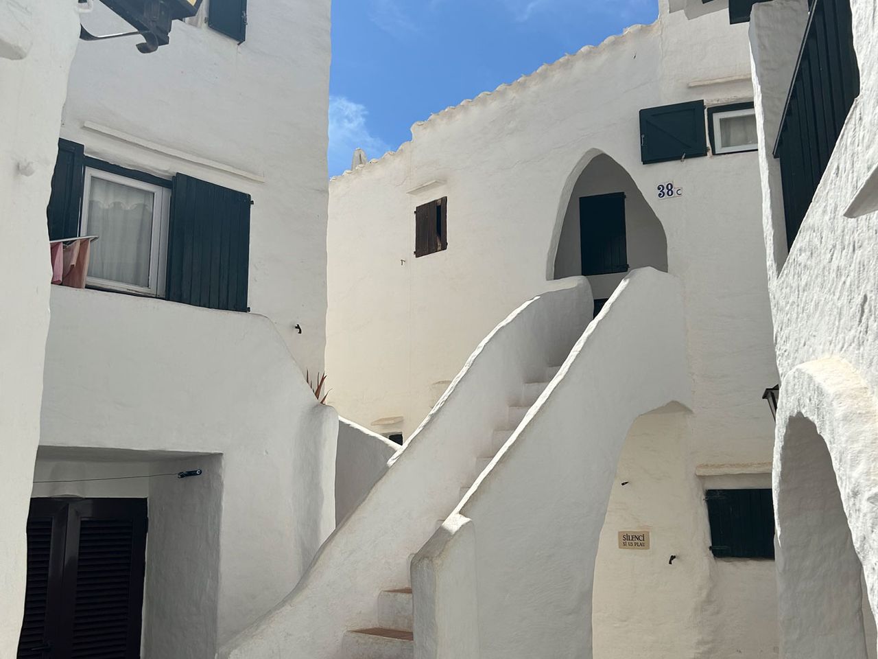 Wei&szlig;es Haus und Treppe in Binibeca