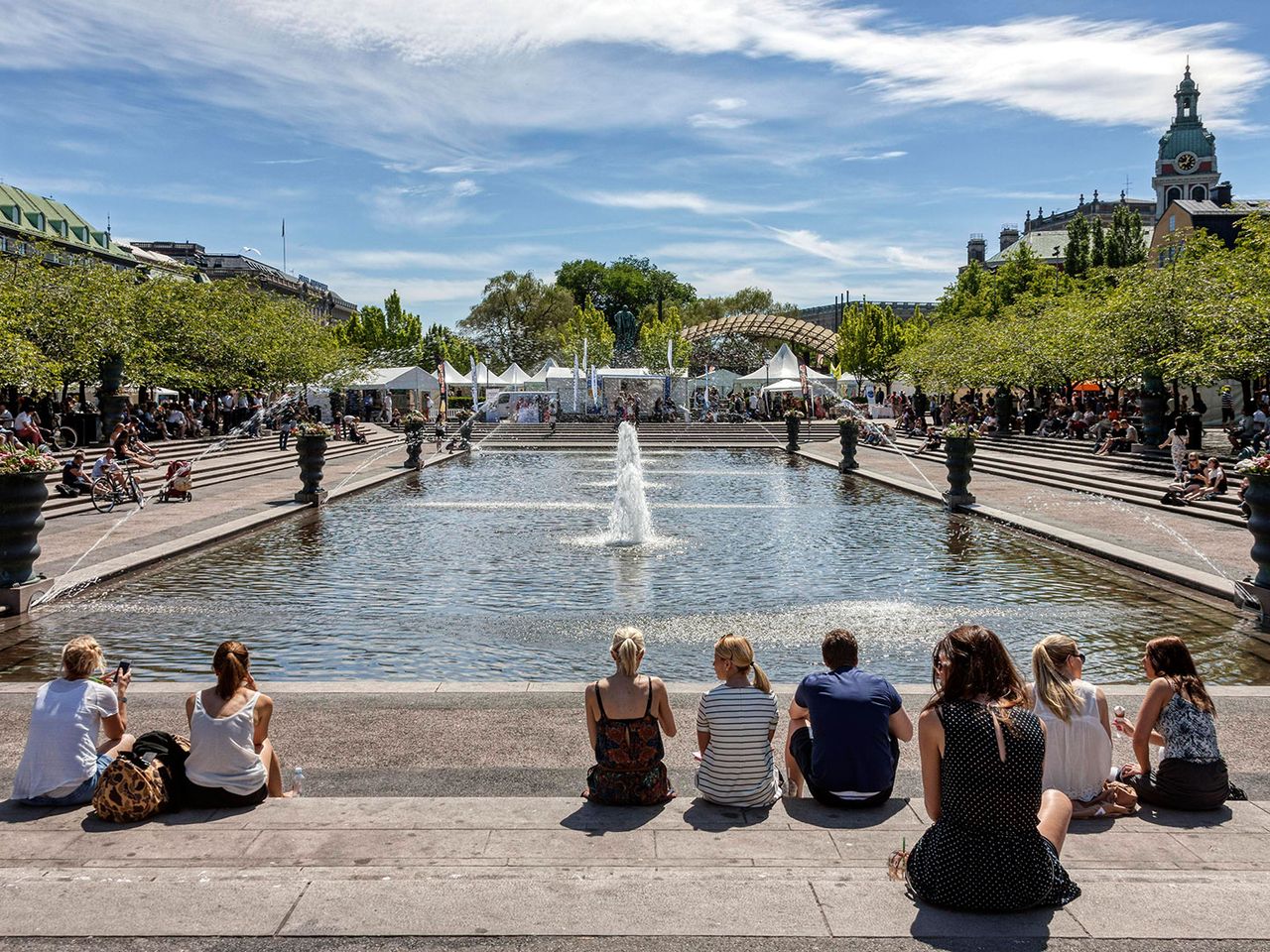 Menschen sitzen an einem Brunnen im Kungsträdgården, Park in Stockholm