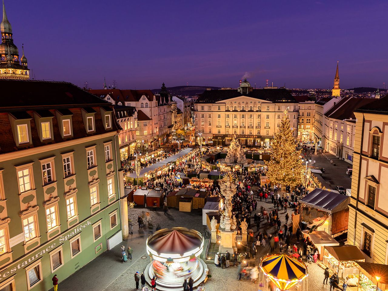Blick von oben auf den Weihnachtsmarkt in Brünn