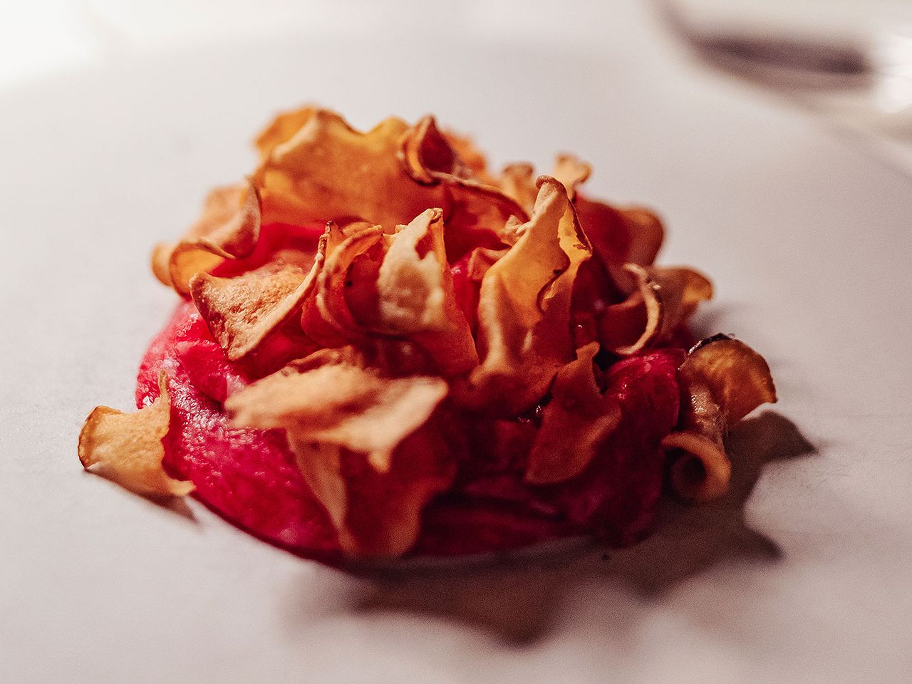 Wagyu-Tartar mit Topinambur-Chips im Hallmann&Klee, Berlin