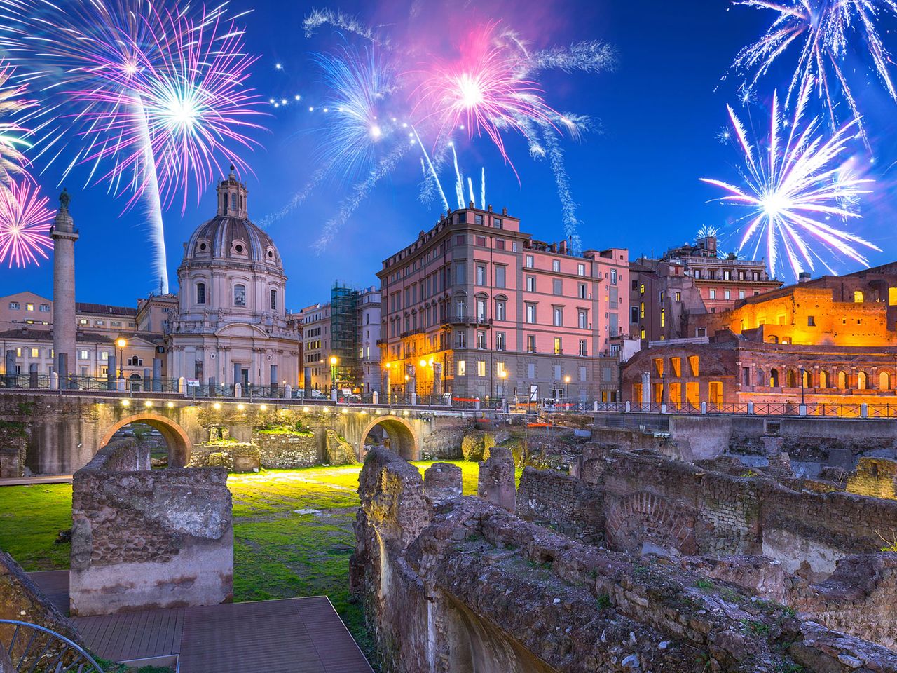 Feuerwerk über dem Trajansforum in Rom