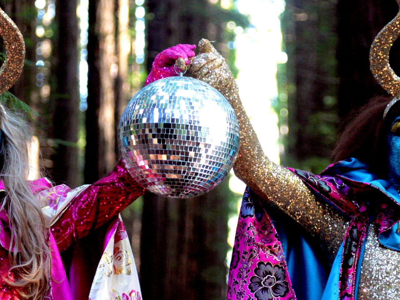 Videostill aus dem Musikvideo zu „Style Over Substance" von The Huxleys (2021)