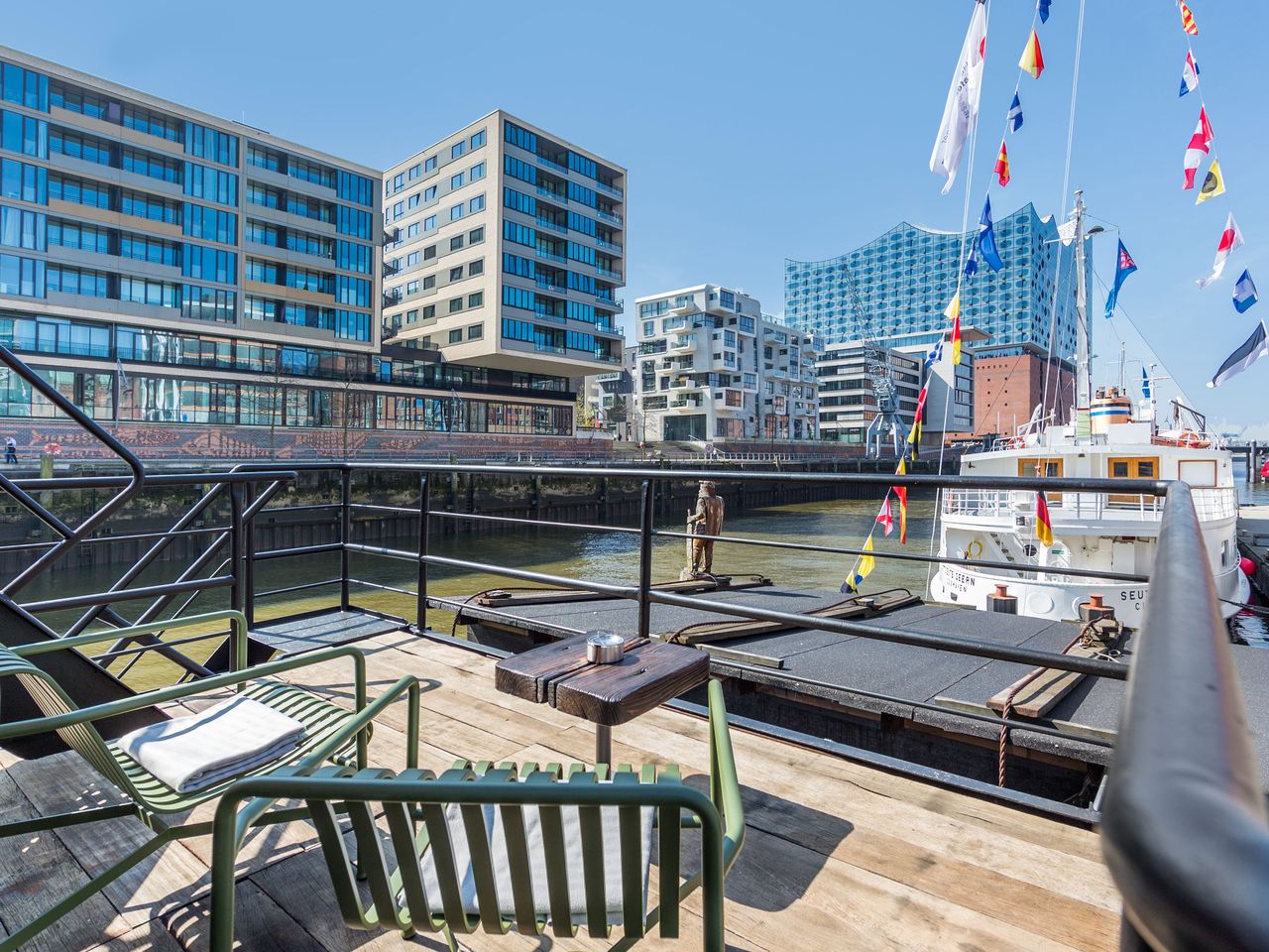 Hafenkran-Terrasse mit Blick auf Elbphilharmonie, Floatel Hamburg