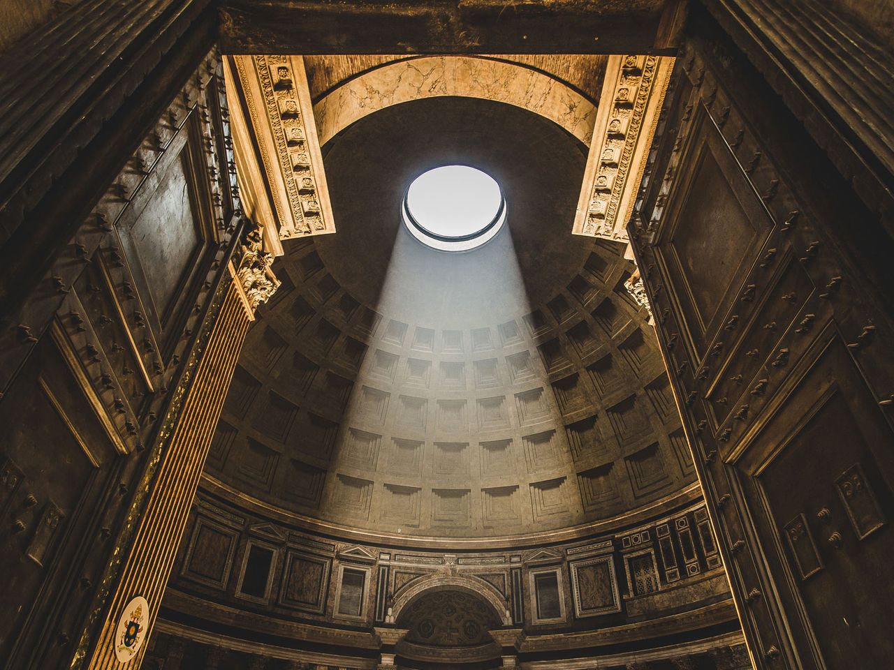 Blick hinauf zum Oculus im Pantheon