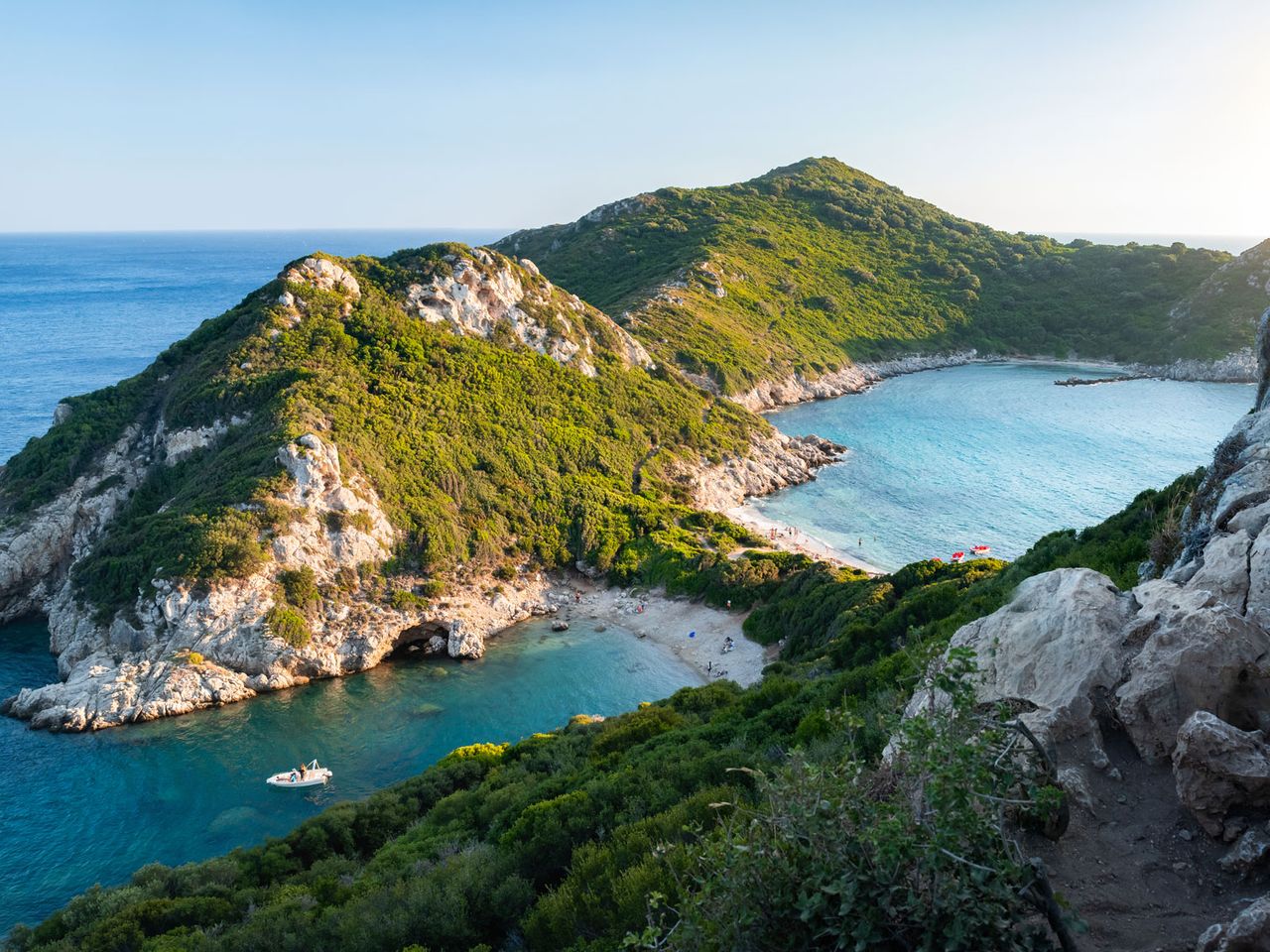 Blick von oben auf Zwillungsbuch Porto Timoni, Korfu