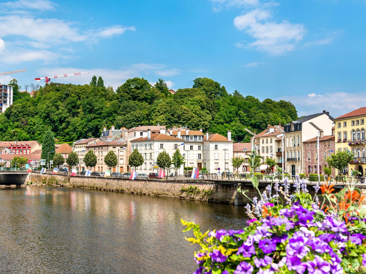 Blick über die Mosel auf Épinal, Frankreich