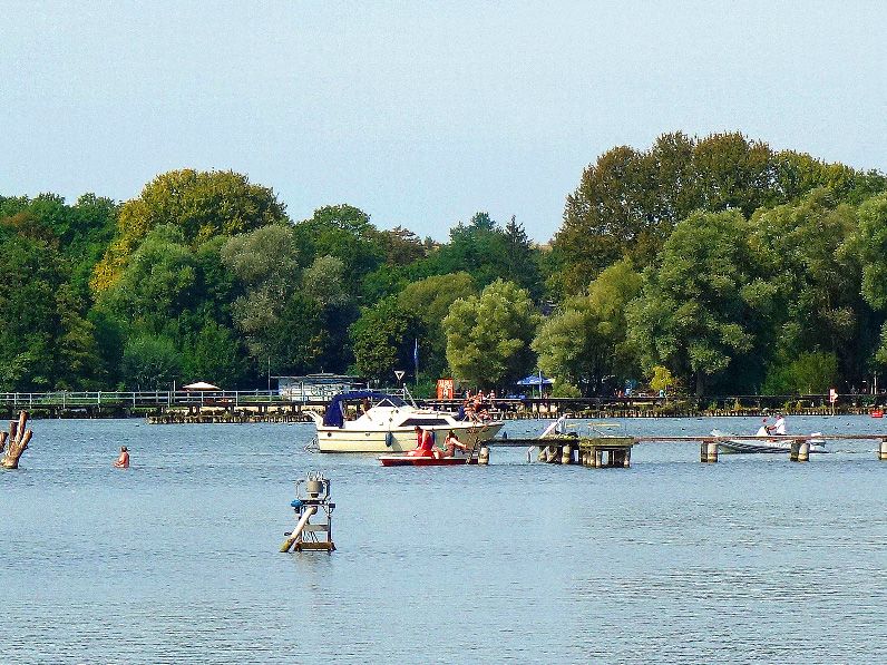 Badegäste und Bootsfahrer am Tollensesee, Mecklenburg-Vorpommern