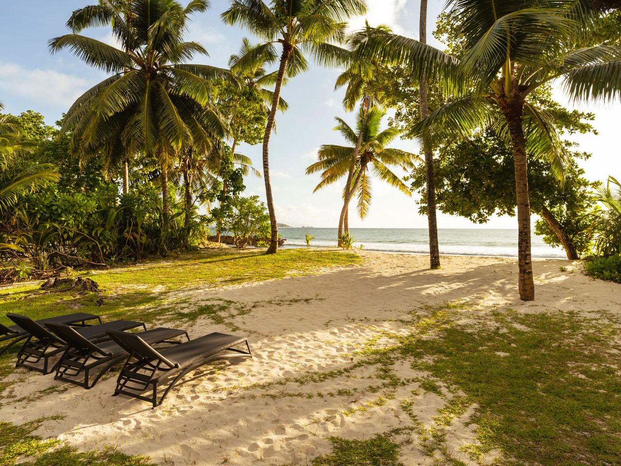 Strand mit Liegen auf Praslin, Seychellen