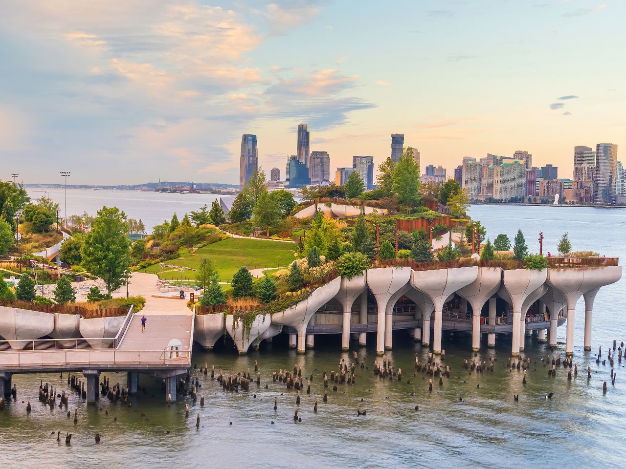 Little Island mit Blick auf Manhatten, New York