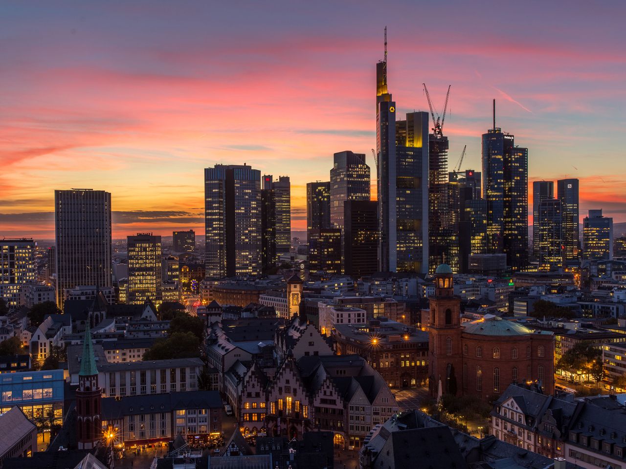 Sonnenuntergang über der Skyline von Frankfurt