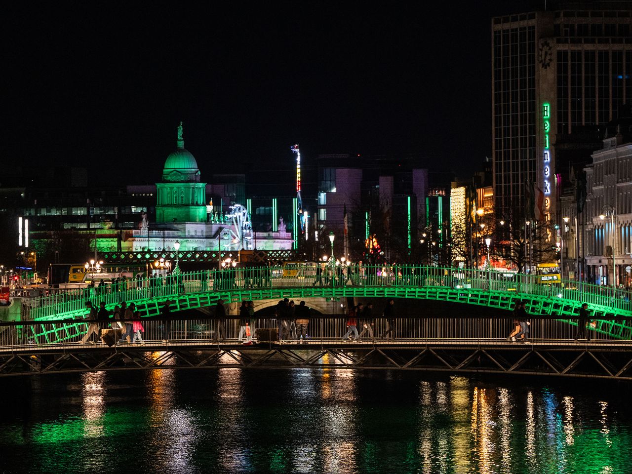 beleuchtete Brücke und Gebäude in Dublin, St. Patrick's Festival