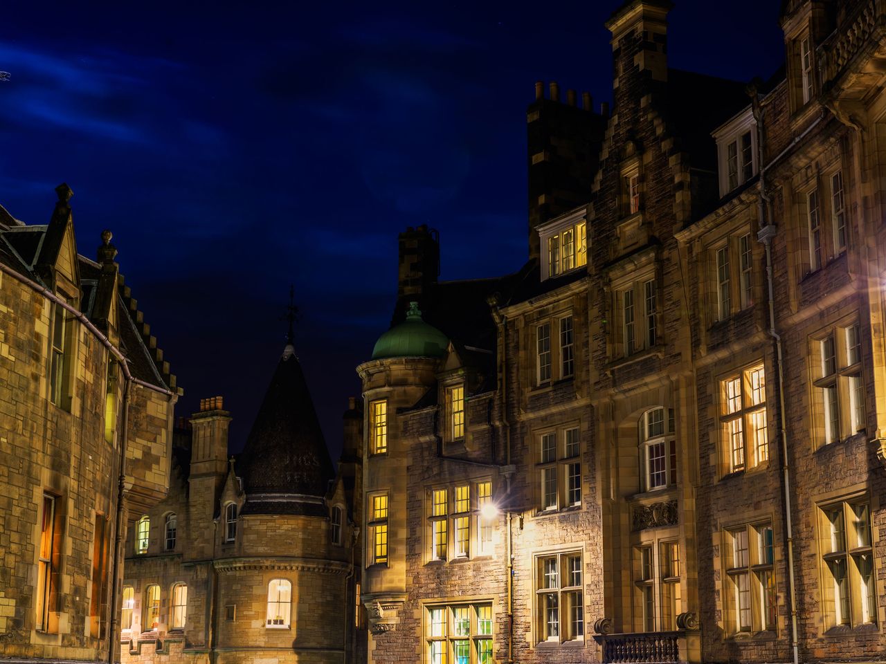 Altstadt von Edinburgh am Abend