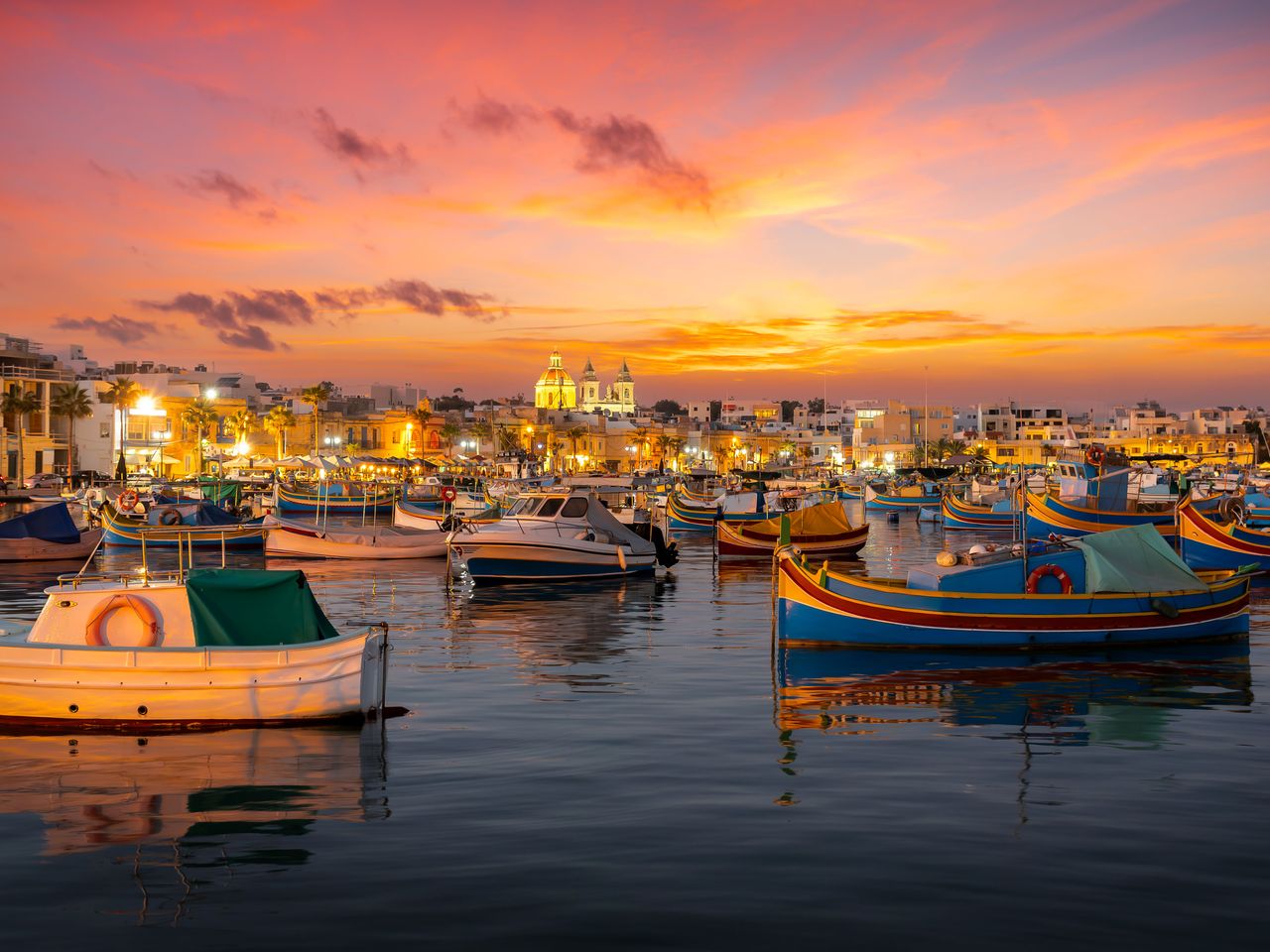 Boote dümplen vor Marsaxlokk auf Malta