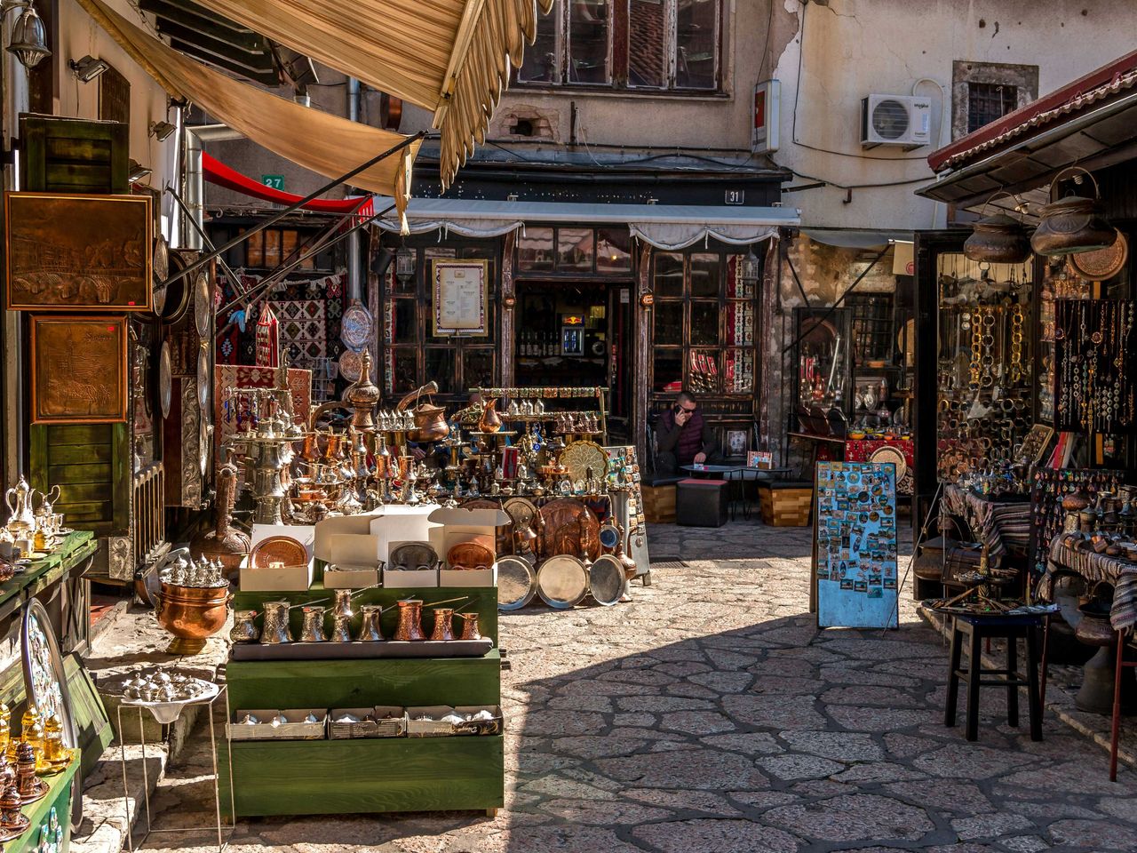 Gasse mit Verkaufsständen in Sarajevo