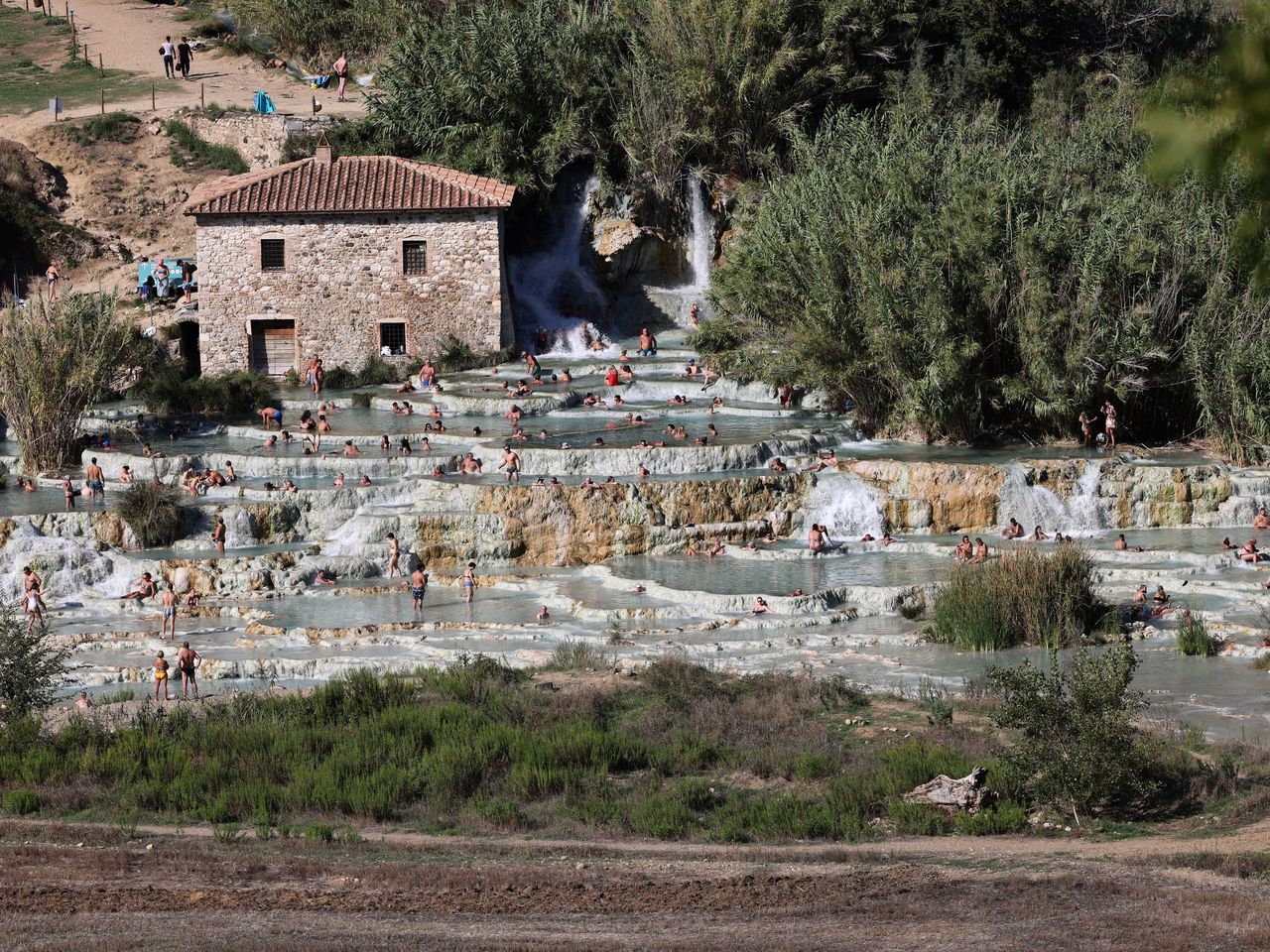 Menschen entspannen in den Thermen von Saturnia, Maremma