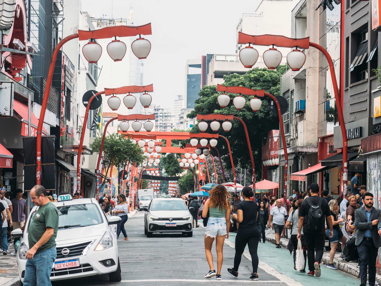 Menschen sind unterwegs im japanischen Viertel Liberdade, S&atilde;o Paulo
