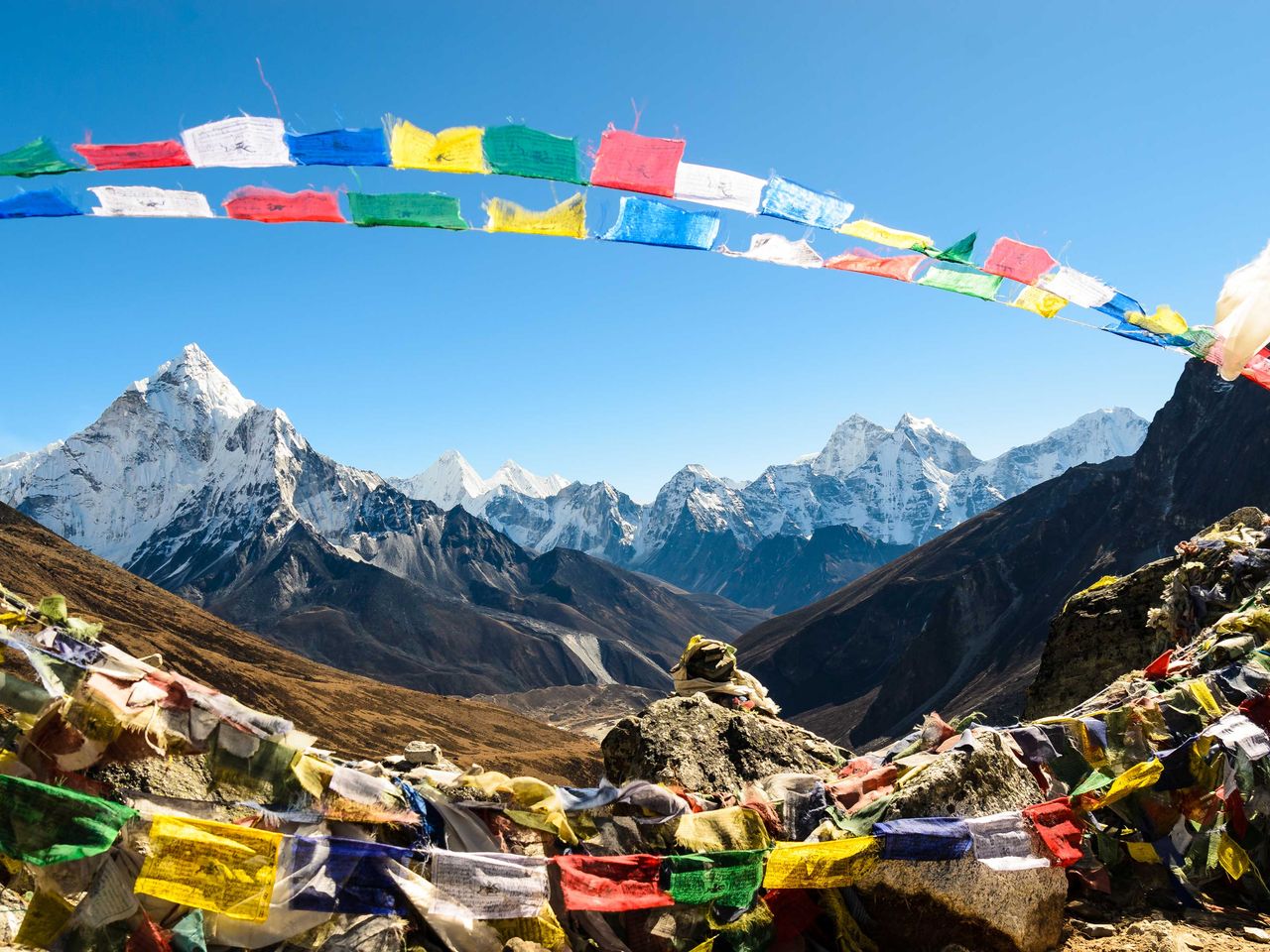 Berg Ama Dablam in Nepal, bunte Flaggen im Vordergrund