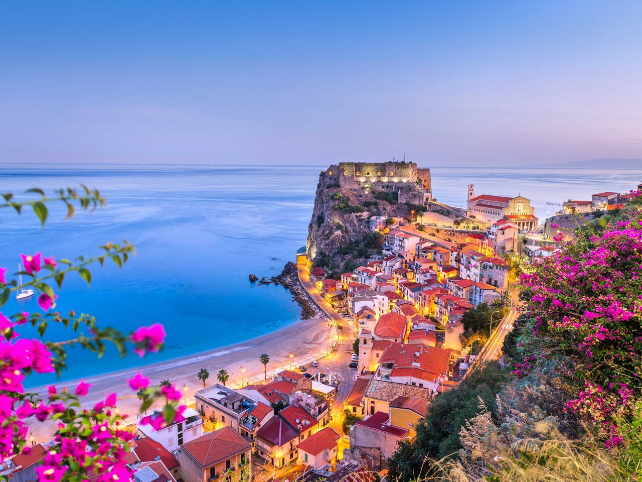 Blick von oben auf Scilla mit dem Castello Ruffo