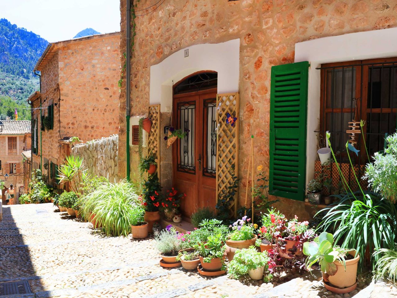 Blumengeschmückte Gasse in Fornalutx, Mallorca