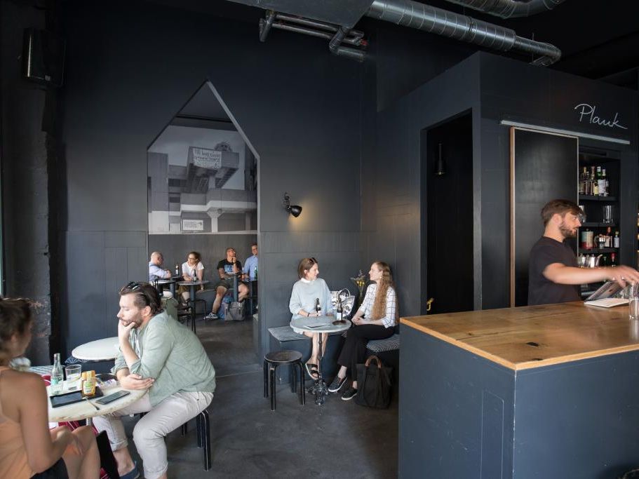 Menschen im Plank-Café-Bar-Studio in Frankfurt