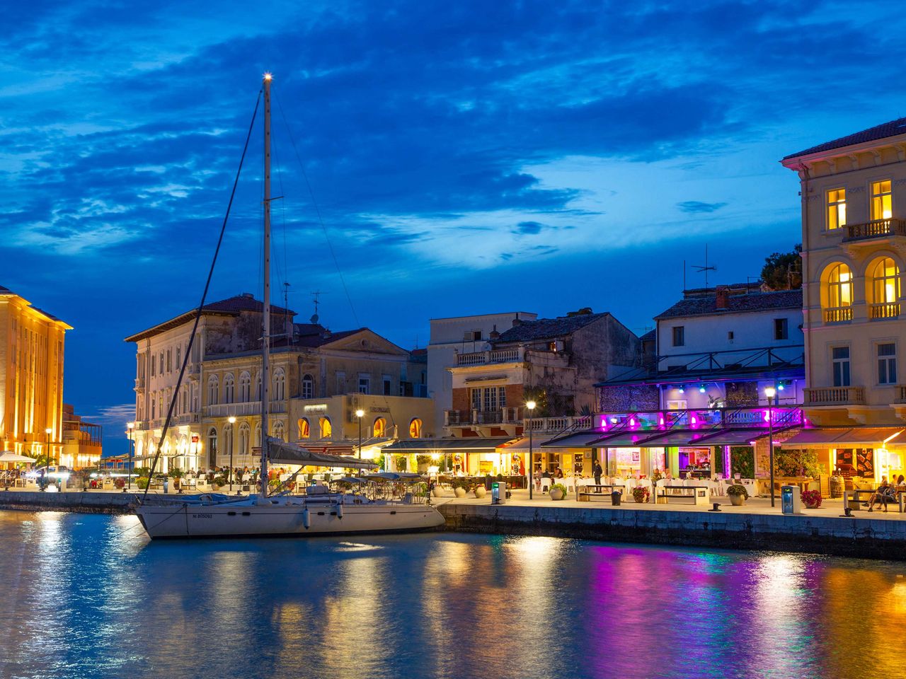 Hafen von Poreč am Abend