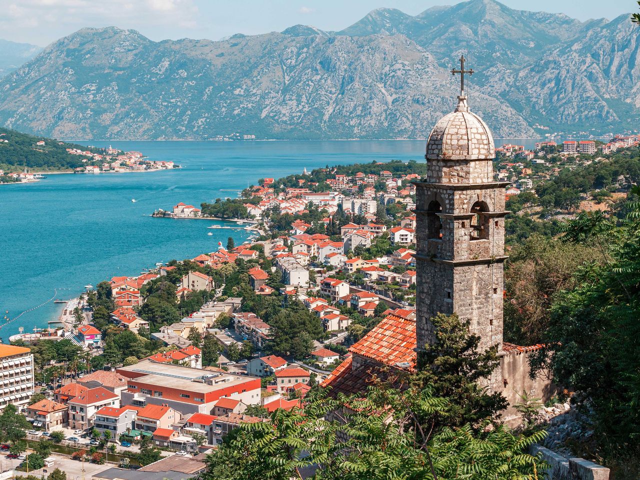 Blick auf die Bucht von Kotor und die Kirche Gospa od Zdravlja, Montenegro