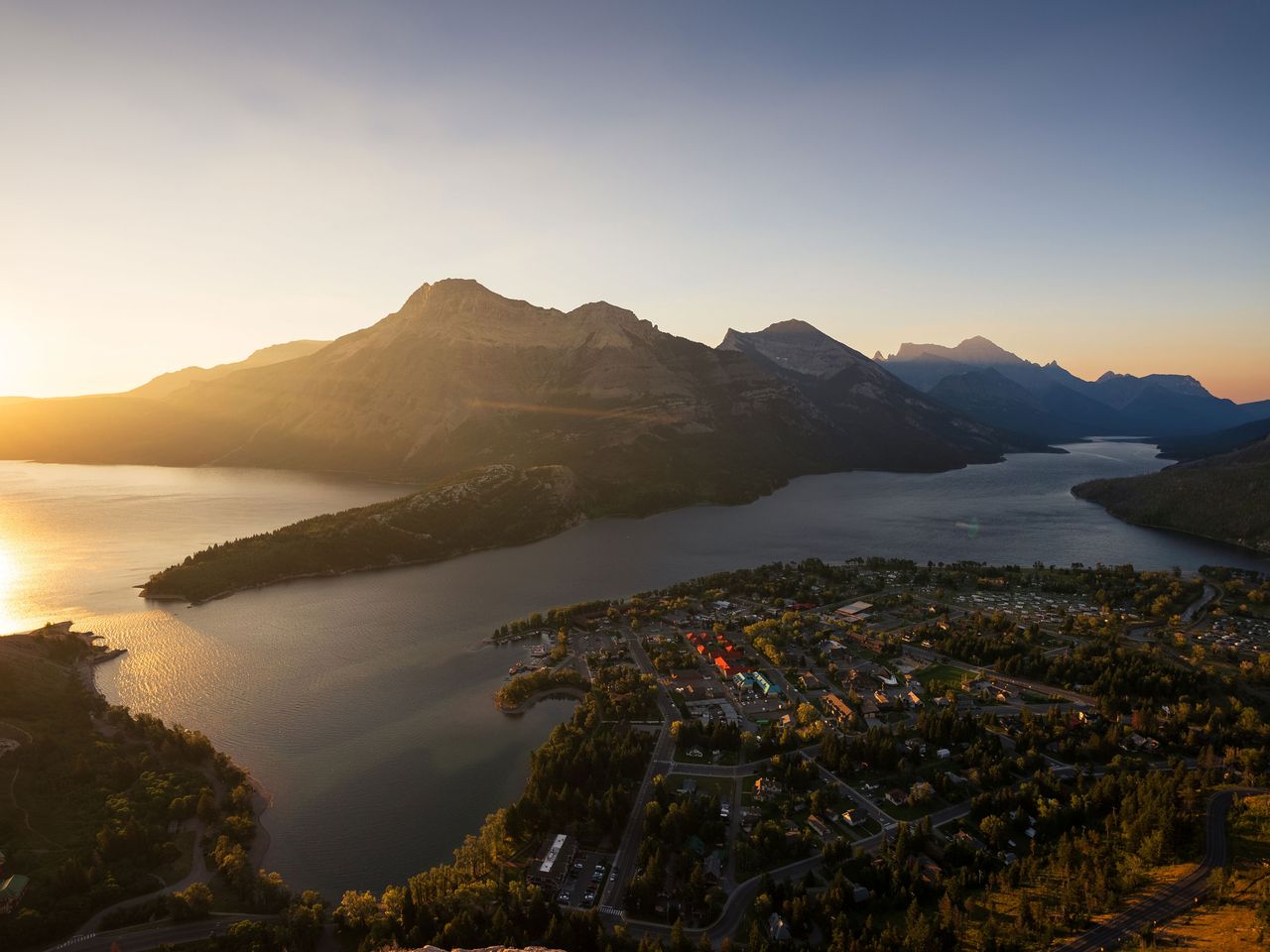 Blick vom Bear's Hump Trail auf Waterton und den Upper Waterton Lake