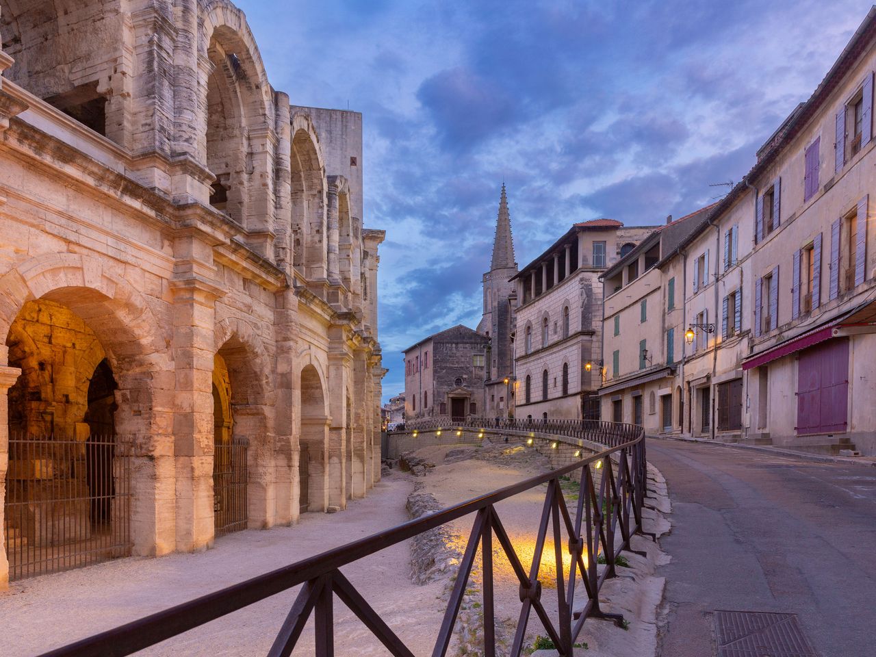 Stadt Arles am Abend, Provence