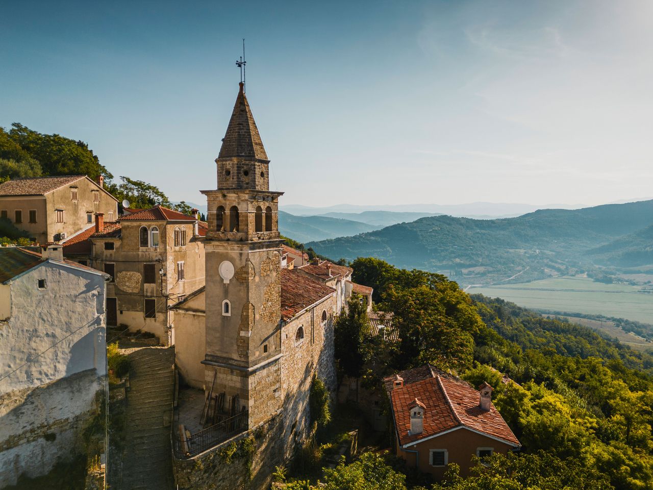 Motovun mit dem Mirnatal im Hintergrund